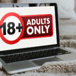Chaturbate 年齡驗證 2026|直播主帳號註冊全攻略 Over-18-icon-on-laptop-screen.jpg
